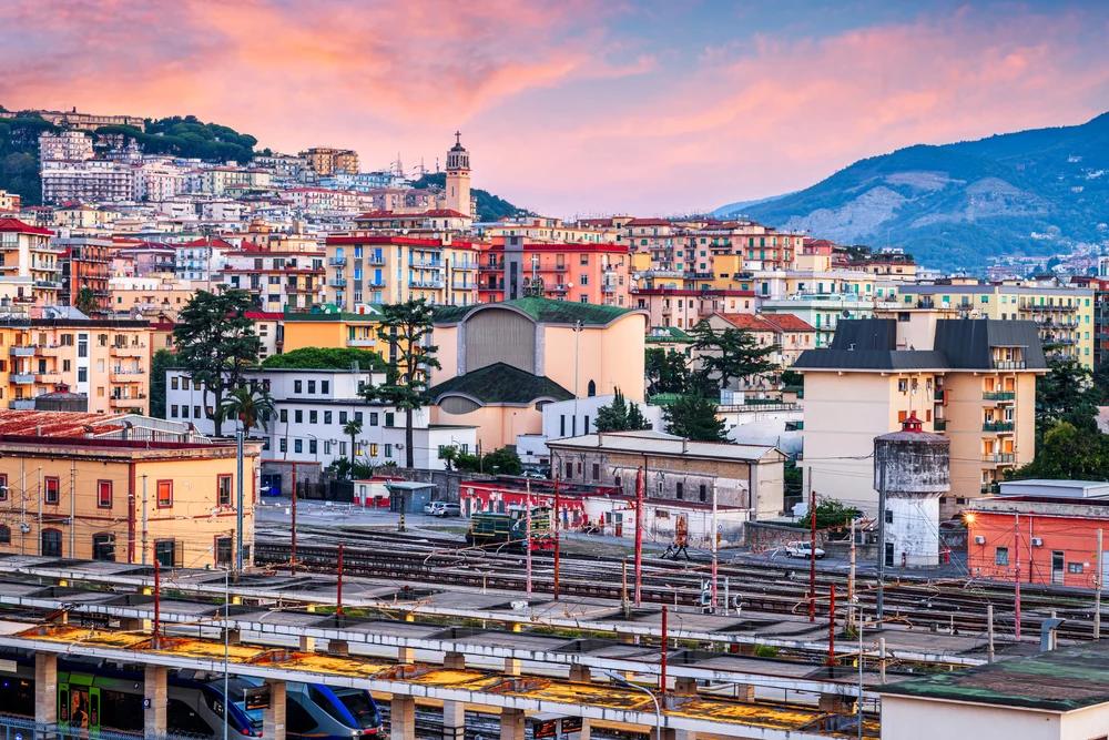 Abusivismo commerciale a Salerno: la Polizia Municipale ferma un tassista irregolare in Piazza Vittorio Veneto