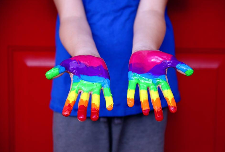 Il "Piccolo Pride" per bimbi benedetto dalla giunta dem. Minori a lezione di erotismo