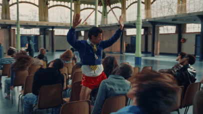 Harry Styles dança (o tempo todo) e (ocasionalmente) participa de reuniões escolares no videoclipe de ‘Dance No More’