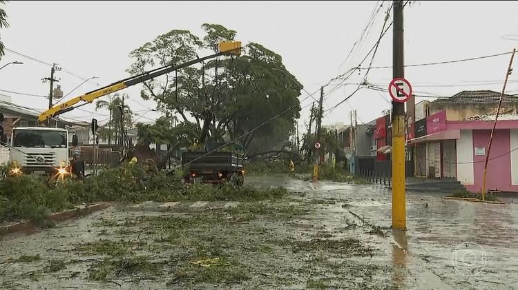 Tempestade com ventos de 120 km/h mata homem de 75 anos e deixa rastro de destruição no interior de São Paulo