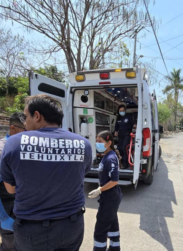 Casi pierde la mano mientras cortaba leña en Tehuixtla