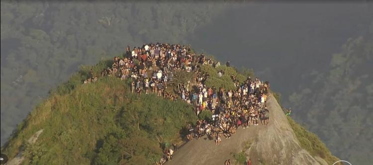 Operação no Vidigal contra chefe do tráfico baiano retém 200 turistas no Morro Dois Irmãos