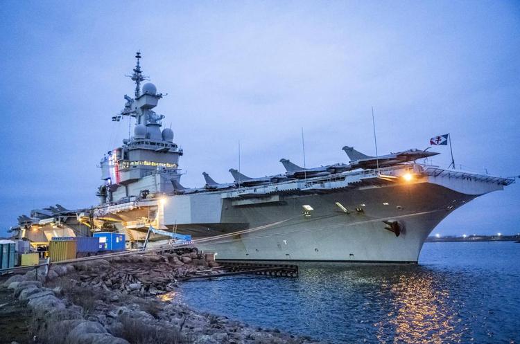 Hormuz, si muove la portaerei francese: la Charles de Gaulle entra nella crisi del Golfo
