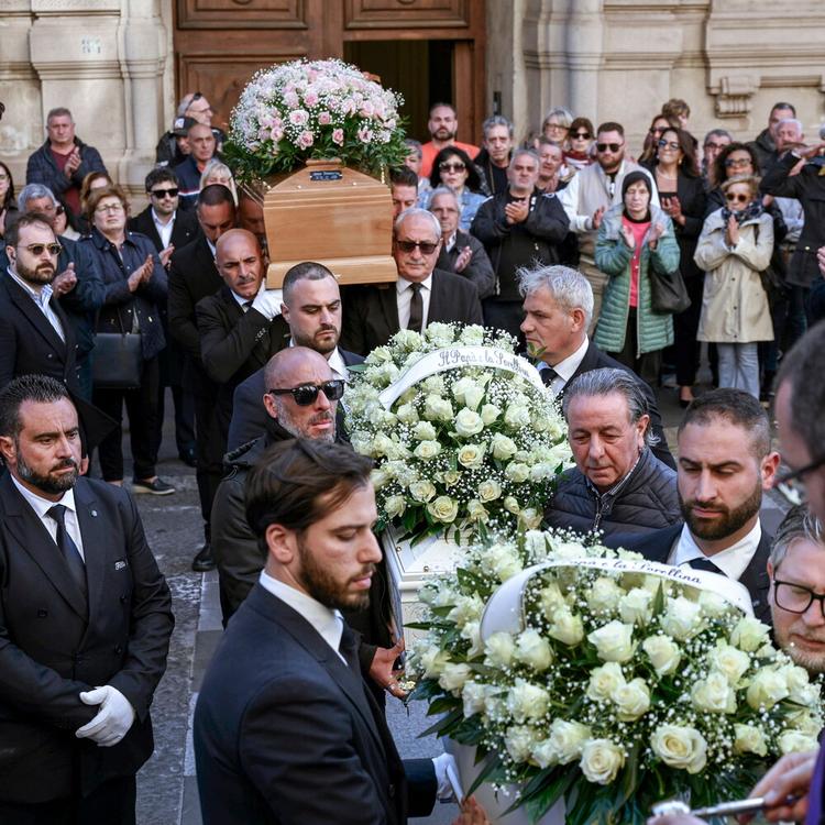 Catanzaro, il commosso addio ad Anna e ai due figli