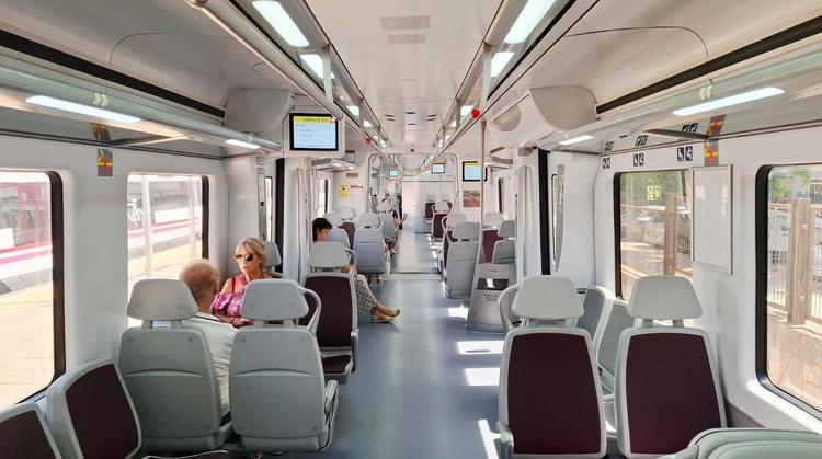 Un vagón de un Civia 465 renovado que ha sido trasladado a Valencia. (Renfe)