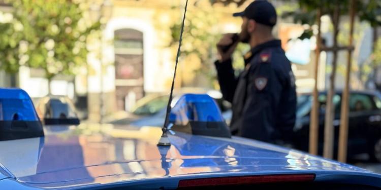 Catania, fingono di aiutare una turista per derubarla: arrestato per estorsione un 22enne, denunciato un 16enne