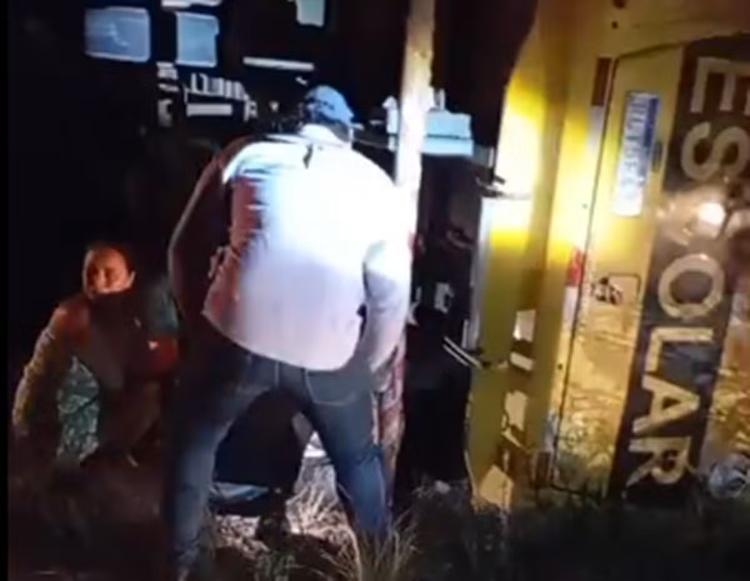 Ônibus escolar tomba na BR-230 e deixa feridos no interior da Paraíba