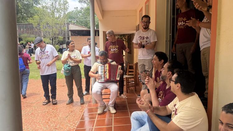 Peregrinos em momento de convivência durante a tarde de domingo