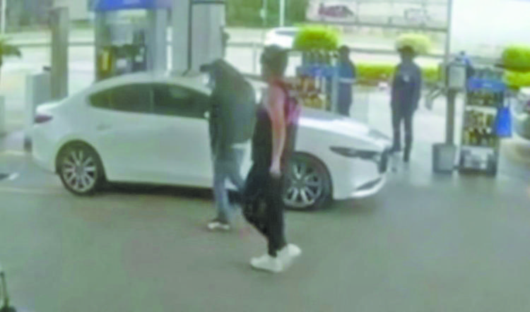 Violento asalto en gasolinera del Paso Express Cuernavaca: tres sujetos roban auto y efectivo