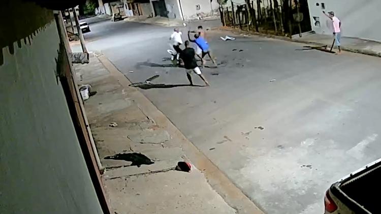 VÍDEO: Ex-funcionário cobra diária na casa de patrão e fica em estado grave após levar enxadada na cabeça em MG