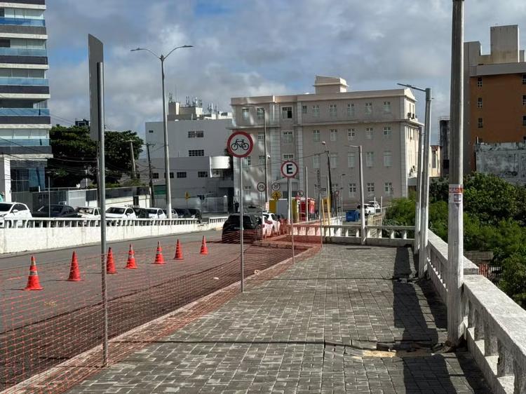 Prefeitura interdita trecho da Getúlio Vargas para avaliar estrutura de muro de contenção