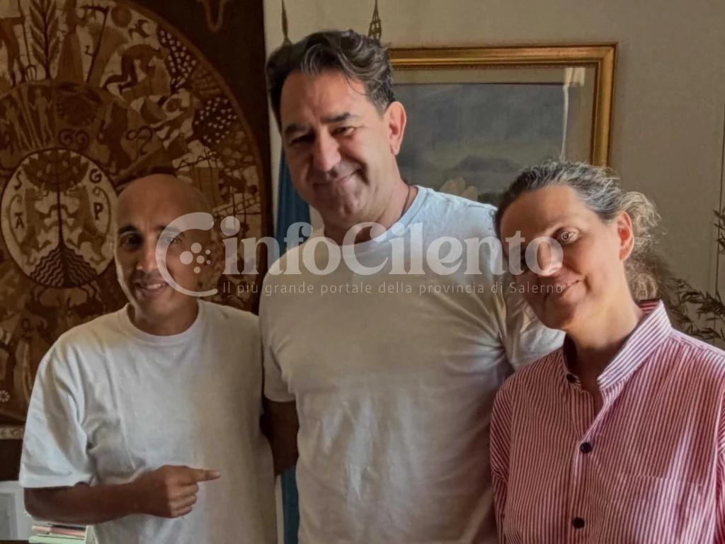 Il designer Ramdane Touhami sceglie Scario per le vacanze: l’incontro con il sindaco a San Giovanni a Piro