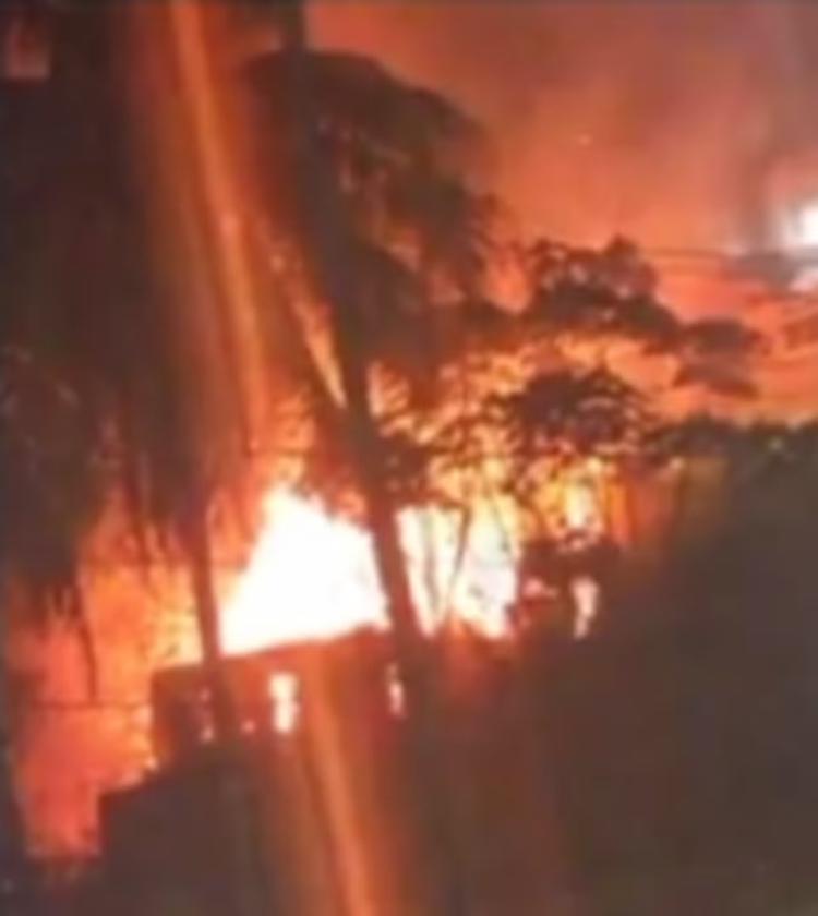 Incêndio atinge vegetação e assusta moradores na Ladeira da Moenda, em Maceió
