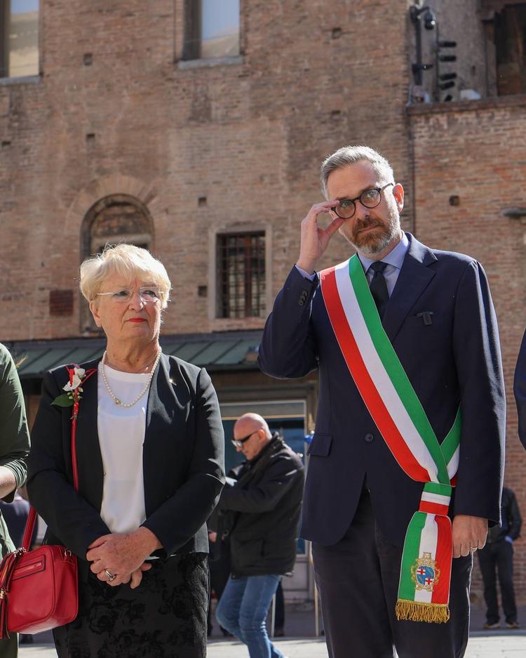 Bologna, Lepore contestato dai Pro Pal. Lancio di verdure contro FdI