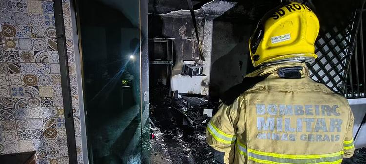 Homem tem 100% do corpo queimado em incêndio em casa no bairro Ipiranga, em Juiz de Fora