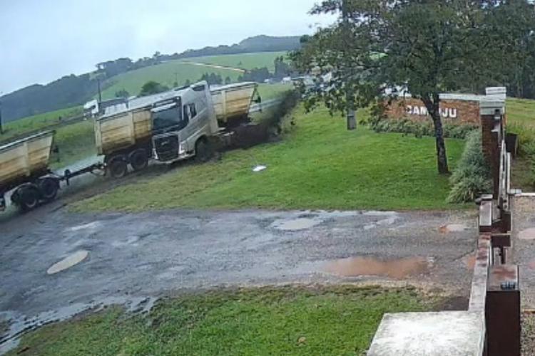 VÍDEO: caminhão sai da pista, faz 'L' e atinge cerca de fazenda às margens da BR-376, no Paraná