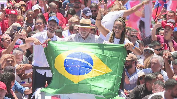Presidente Lula, candidato à reeleição pelo PT, participa de passeata no Distrito Federal