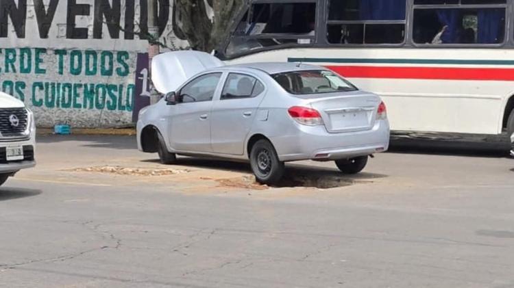 Omisión oficial: Obra municipal sin señalizar causa severos daños a automovilista en la colonia Tezontepec