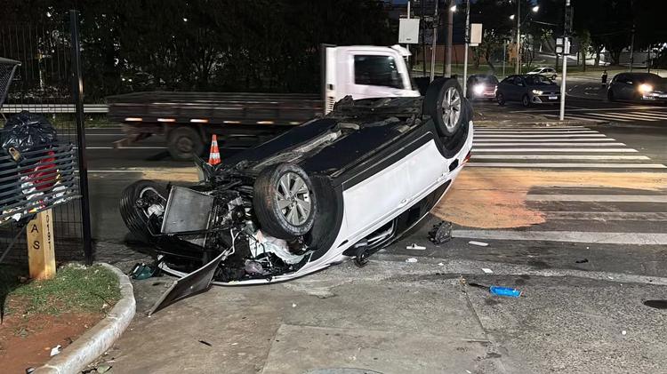 Carro capota após roda de veículo se soltar em cruzamento de avenidas e complica trânsito em Piracicaba; veja imagens