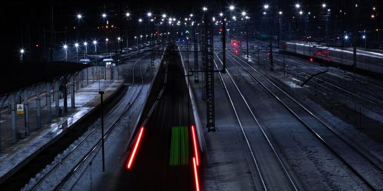 Milano Lambrate, una 34enne investita e uccisa da un treno: binari chiusi e ritardi fino a 60 minuti
