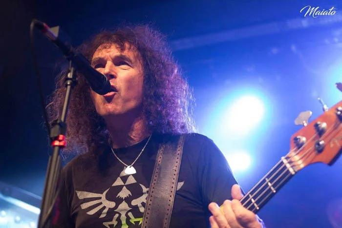 Baixista Peter Baltes sofre acidente no palco e quebra três costelas em show do Dirkschneider