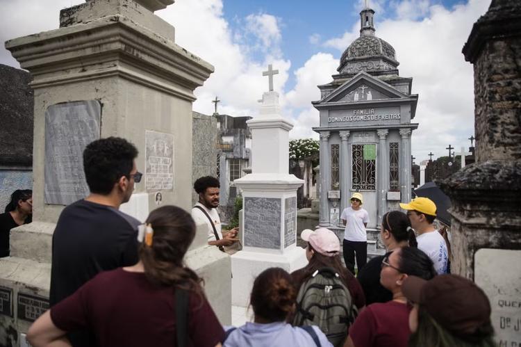 Visitas guiadas em cemitério de Fortaleza revelam fatos históricos, crimes e casos sobrenaturais