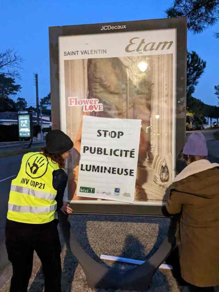Sobriété : Des activistes de toute la France éteignent des publicités lumineuses