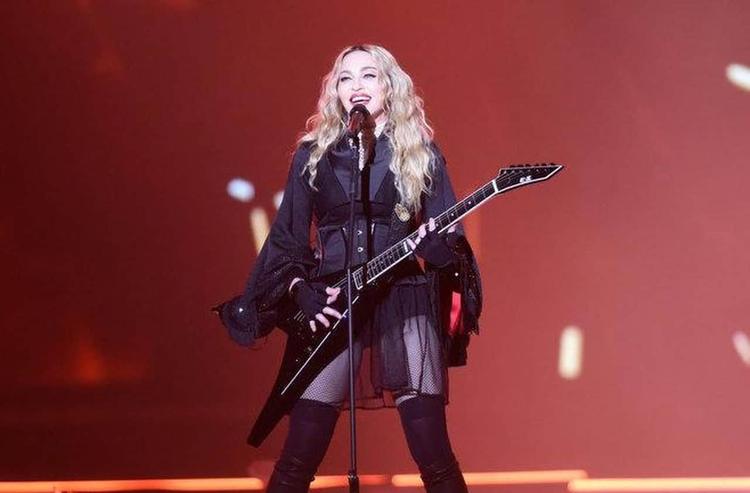 Madonna rinde emotivo homenaje a víctimas de tiroteo en discoteca de Orlando