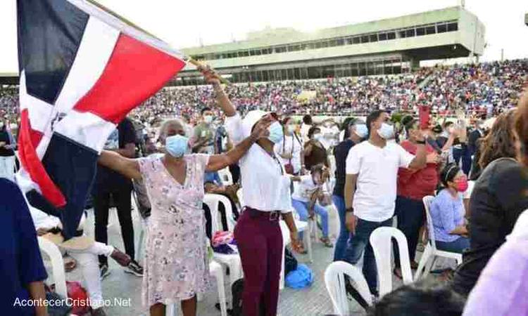 Crece número de evangélicos en República Dominicana y católicos disminuyen