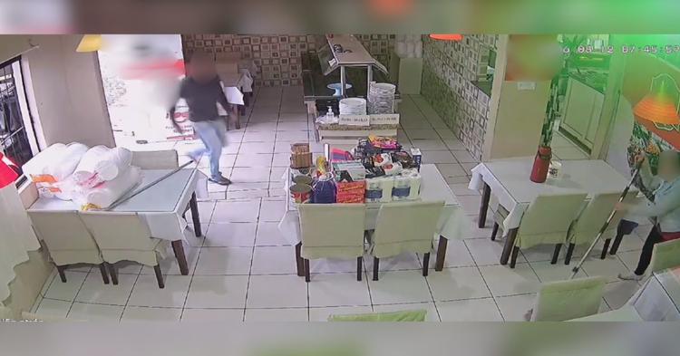 Mulher esfaqueada pelo ex-marido em Penha deixa a UTI, mas permanece internada