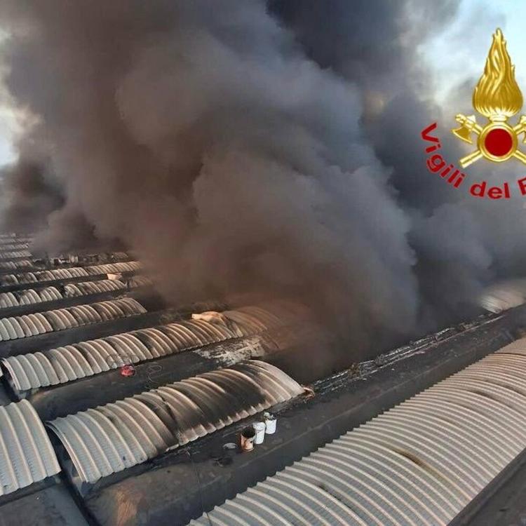 Incendio distrugge capannone di casalinghi Tescoma nel Bresciano (VIDEO)