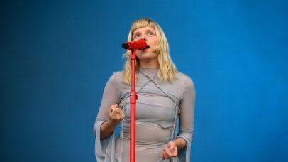 AURORA celebra 10 anos de álbum de estreia com faixa-título inédita e reedição