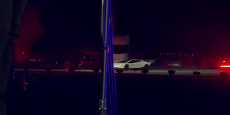 Auto volanti, il futuro è oggi: Elon Musk presenta la Tesla con retrorazzi da fantascienza VIDEO