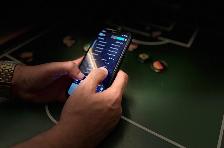 Propagandas de 'bets' podem ser proibidas em Santos, com aplicação de multa e cassação; entenda