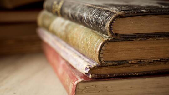 تحذيرات من علامات في كتبك القديمة قد تعني أنها “سامة عند اللمس”