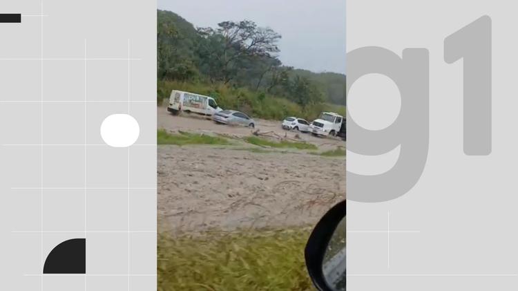 Rompimento de barragem provoca alagamento e deixa trânsito lento na BR-101, na Paraíba