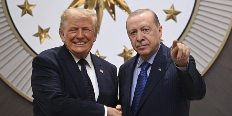 Trump ad Ankara: "Deluso dalla Nato, Meloni mi piace ma non ci ha aiutato". E rilancia sulla Groenlandia