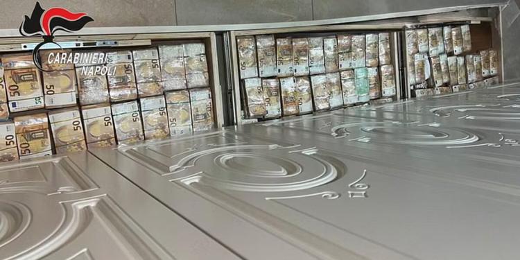 Camorra, 3,2 milioni nascosti nei muri a Caivano: 34 misure contro il clan Angelino