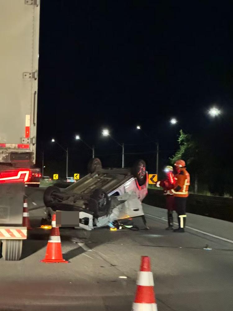 Carro capota e deixa duas pessoas feridas na Via Dutra, em Resende