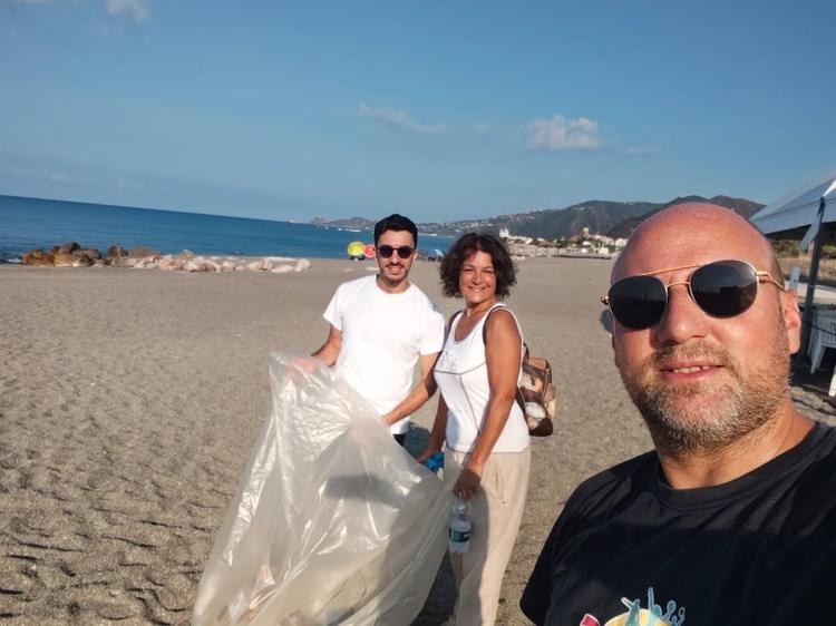 👉 Questa mattina Vicesindaco e Consiglieri Comunali si sono occupati della pulizia della nostra spiaggia ✅️ 🔶️ Ringraz...