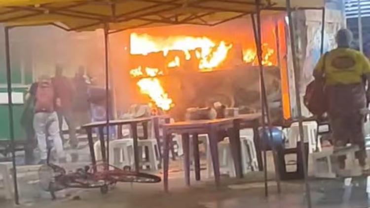 Trailer de comida mineira pega fogo em praça na Serra; veja vídeo