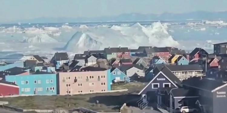 Groenlandia, lo spettacolare ribaltamento dell'iceberg: onde improvvise sul fiordo. Il video