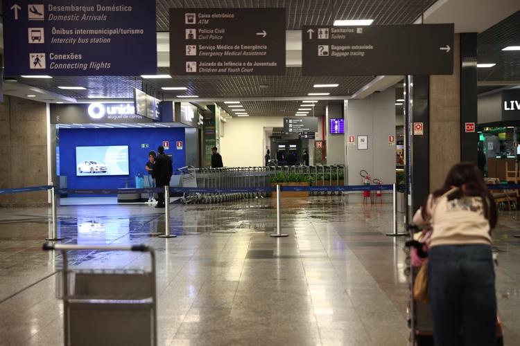Parte do teto do Aeroporto Salgado Filho desaba em Porto Alegre