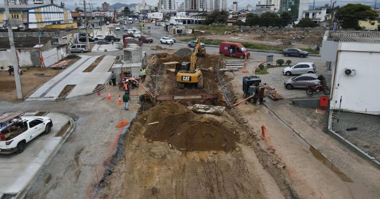Obras do Semasa fecham cruzamento e provocam desvios no trânsito em Itajaí; confira os trechos