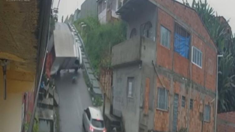 Segundos antes de tombar em ladeira, homem salta de caminhão desgovernado em Manaus; veja vídeo
