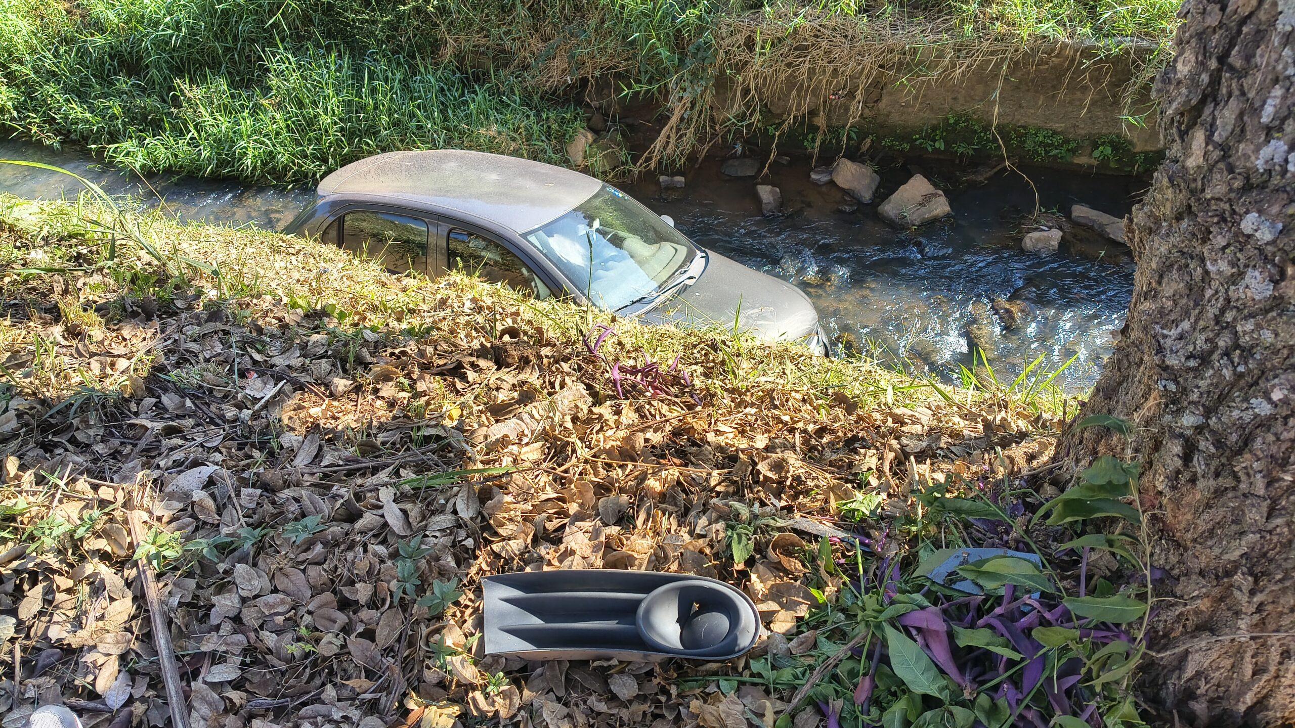 Carro cai no córrego da Avenida Zé Lagoa