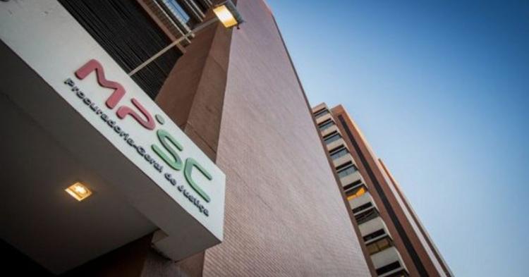 Homem é condenado a 108 anos de prisão por abusar e torturar filhas e enteada em SC