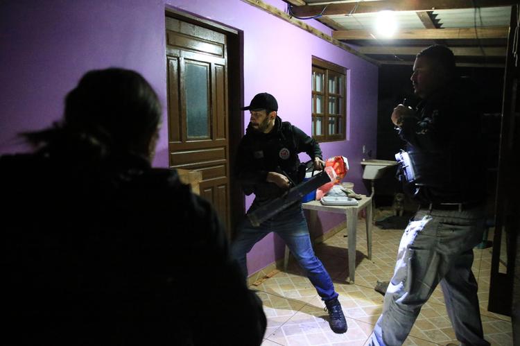 Traficantes liderados por preso monitoravam a polícia para vender drogas no RS, revela investigação