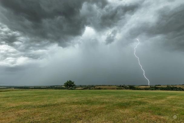 الأرصاد تنذر بزخات رعدية قوية بعدة مناطق مغربية