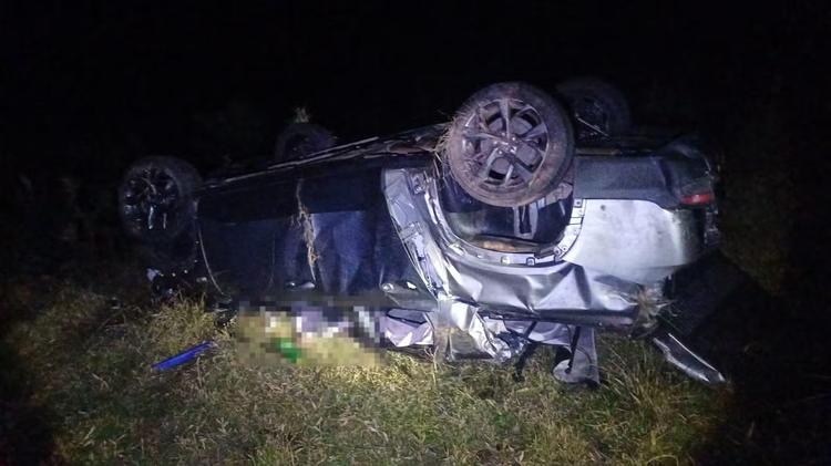Caminhonete despenca de ribanceira de 50 metros e dois homens morrem na MG-494